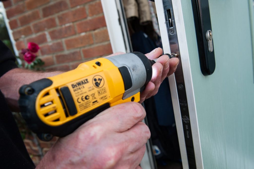 Установка замков входных дверей с выездом в Россоше